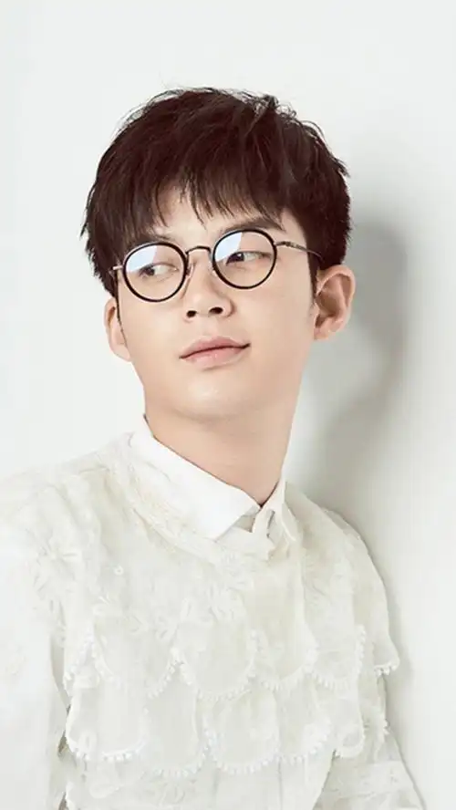 董力:大陆明星,男明星.中国击剑队队员,1993年08月23日(25岁).