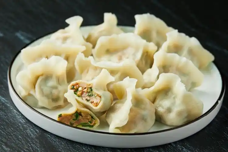 其实这是不正确的,我们首先要做的,就是给水饺解冻.