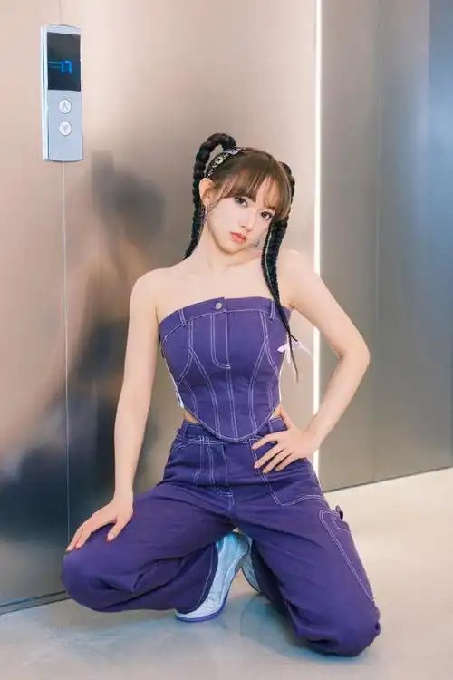 程潇玩嗨了真可爱,把衣服都笑裂了!紫色牛仔时尚又有辨识度