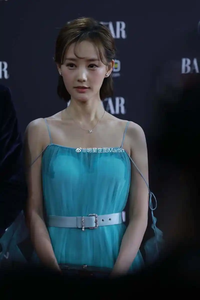 李一桐|蓝色吊带,眼波流转的短发少女!