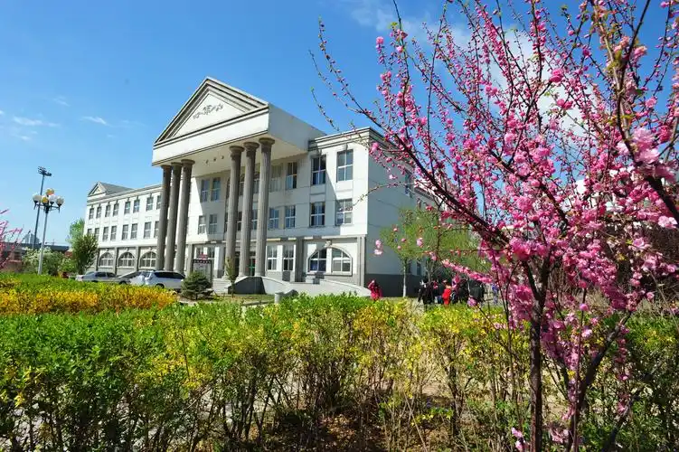 校园一角-东北大学秦皇岛分校 财经处