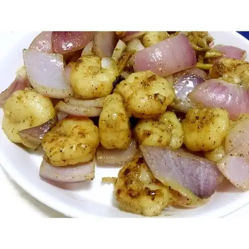 p>洋葱炒虾仁是由洋葱,虾仁等主要食材做成的一道菜品,属于家常菜.
