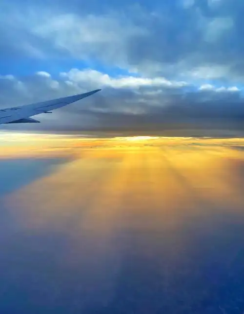 在飞机上拍到了佛光四射的景象