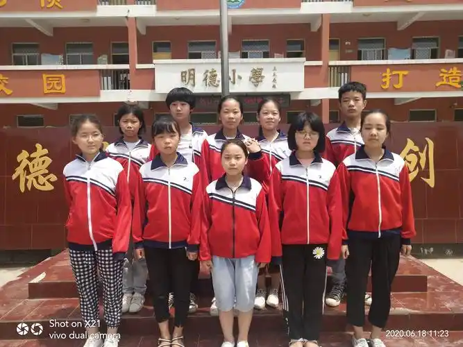 六年级成绩优异学生合影