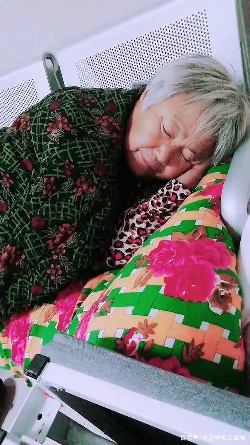 父亲病危累睡着的母亲