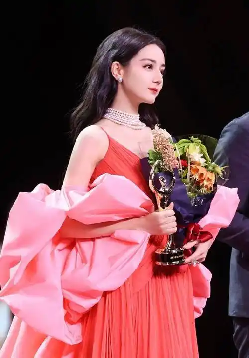 迪丽热巴的微博之夜美到了一个新高度!颁奖现场,与李现的插曲成为焦点
