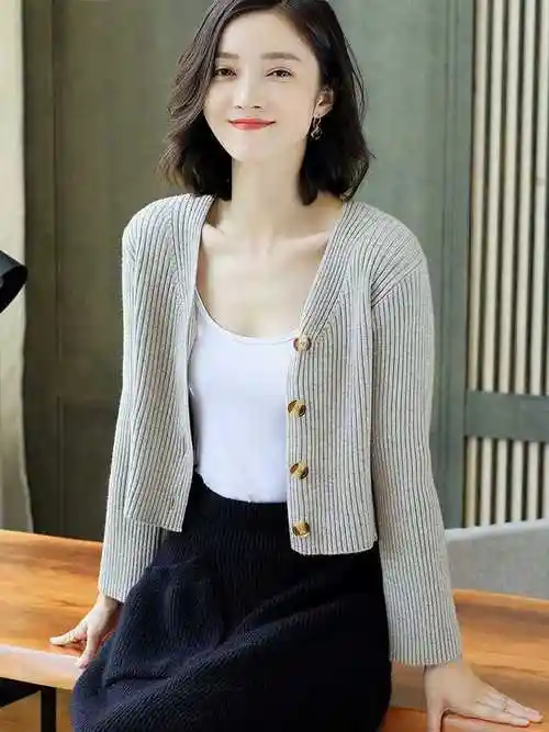 今年流行的毛衣短款针织开衫女披肩外搭配阔腿裤的上衣春秋小外套