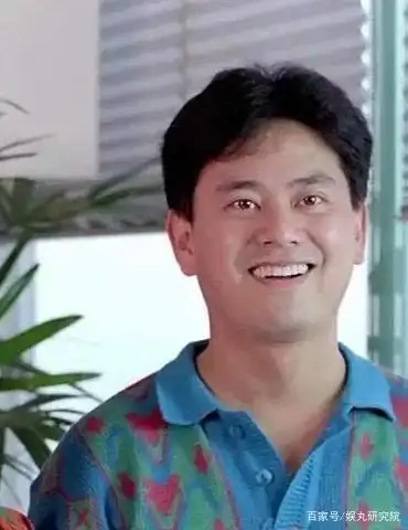 "港星"陈百祥罕现身,满面红光肚大如箩,与妻相守40余年无儿女