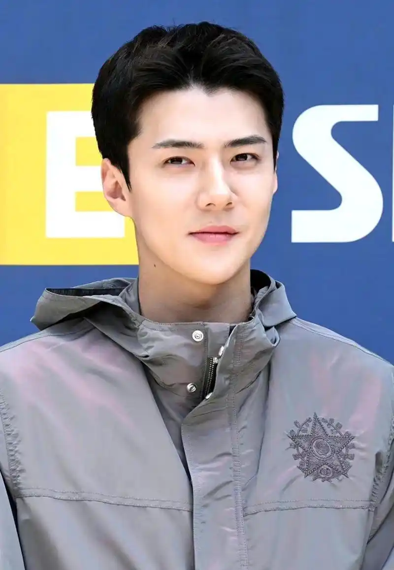 吴世勋今日上班生图96 他的嘴巴真的好歪了[捂脸]