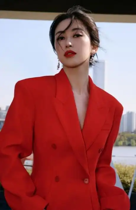 朱珠脚踩黑色尖头高跟鞋,还挽着漂亮的秀发,染着红色的嘴唇,凸显出