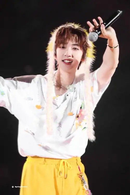 贺峻霖 梦蝶破笼#  @时代少年团-贺峻霖  我有全世界最可爱的一只