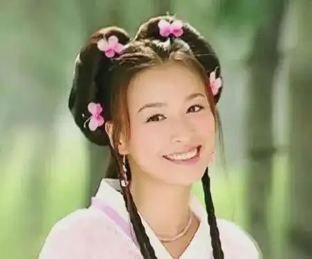 张庭晒一家四口合影和老公林瑞阳像祖孙俩女儿身材纤细变漂亮