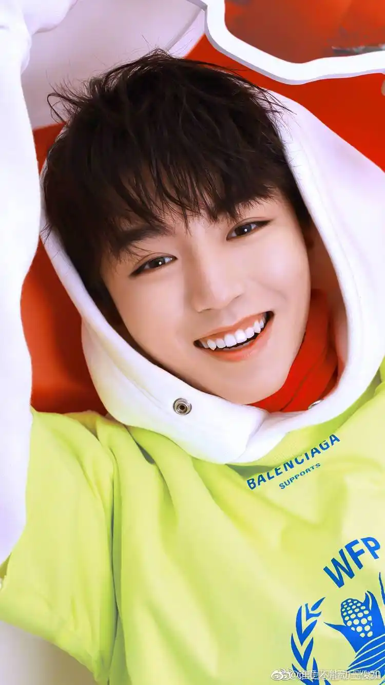 虎牙少年王俊凯笑容合集 甜度满分的凯式小虎牙