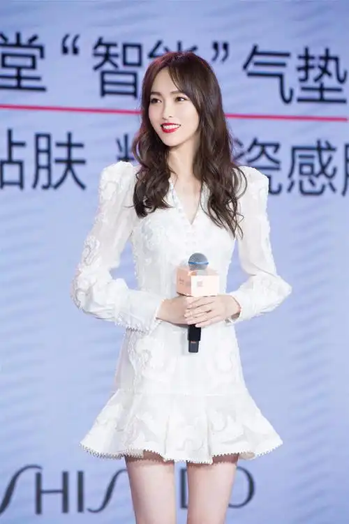 唐嫣短裙出席活动 一双长腿实力吸睛