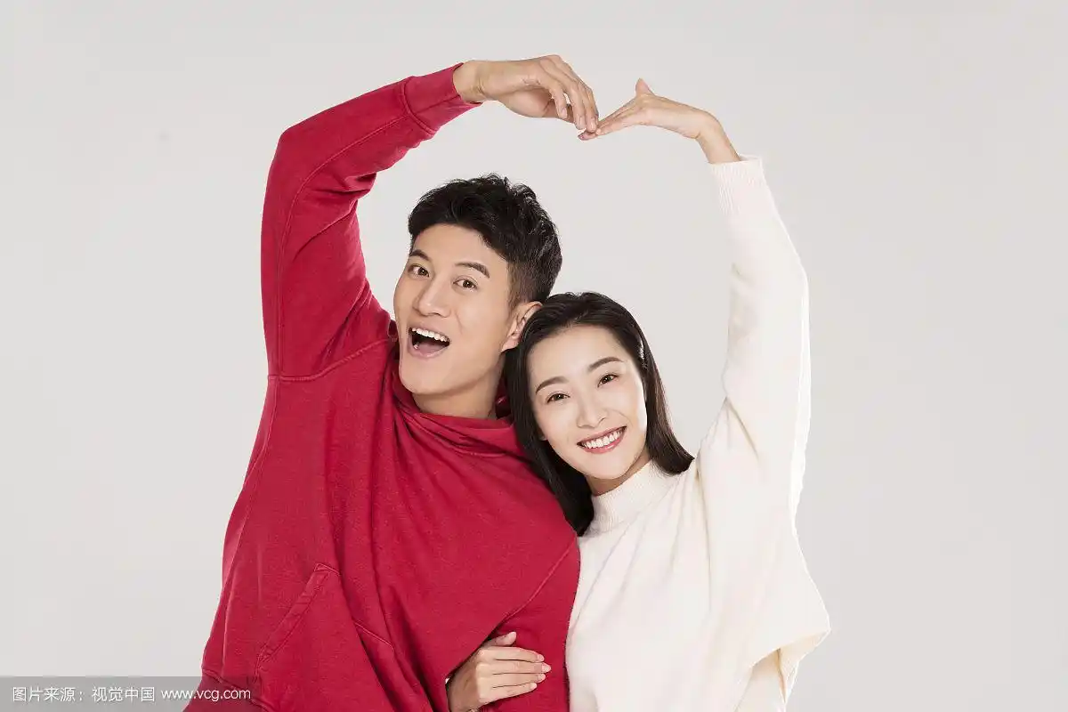 年轻情侣比心庆贺新年