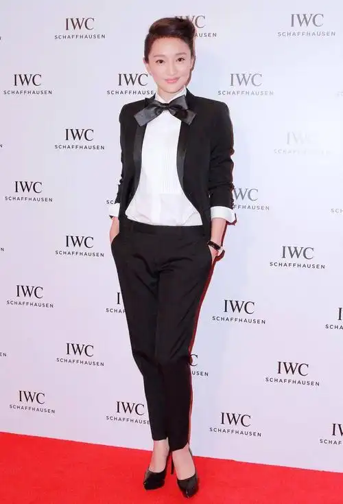 西装,稍微一走偏就容易变得假正经,但是穿在周迅身上,可爱俏皮留下了