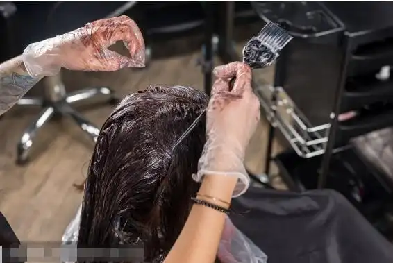 发型师为啥不建议女人染黑发?真正原因是这3个