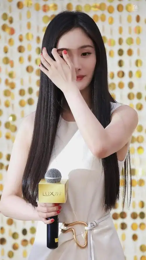 杨幂黑长直真的绝美!__财经头条