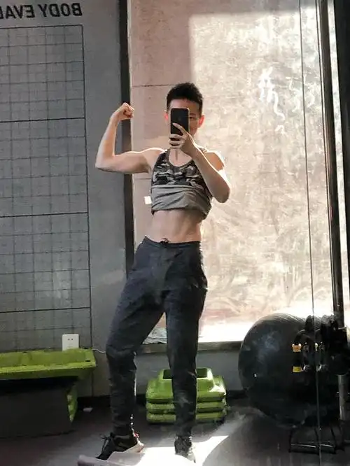 求关注les有喜欢健身的吗腹肌照有po