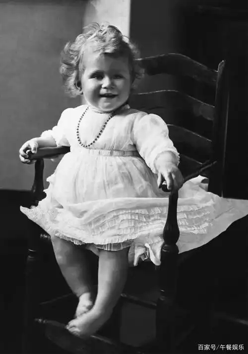 伊丽莎白小时候就显现帝王相,小小年龄超级稳重,还能照顾妹妹