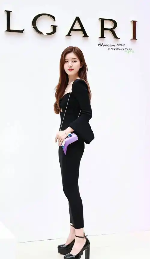 照片中,黑色镂空连衣裙非常高级,复古的高跟鞋衬托出赵露思的完美身材