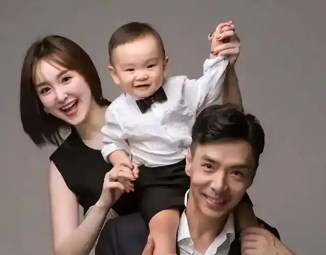 东方卫视三位男主播被称"长腿大叔",平均身高1米8