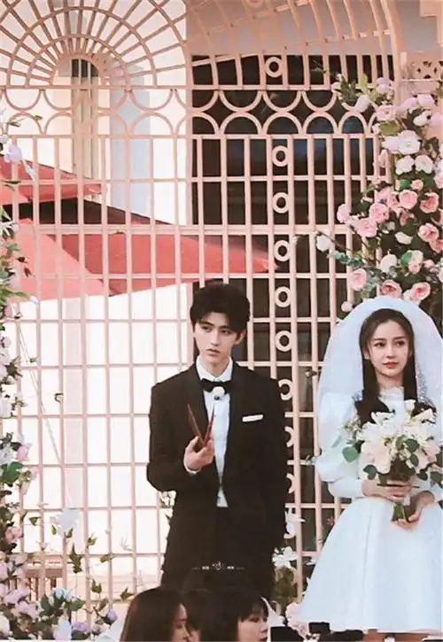 奔跑吧再曝照angelababy身穿婚纱手拿捧花蔡徐坤穿着黑色西装