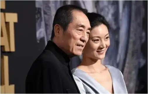 为张艺谋放弃学业藏身13年终现真身她的故事比电影更扣人心弦