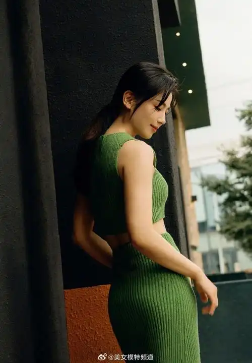 刘涛大秀黑色大衣造型写真