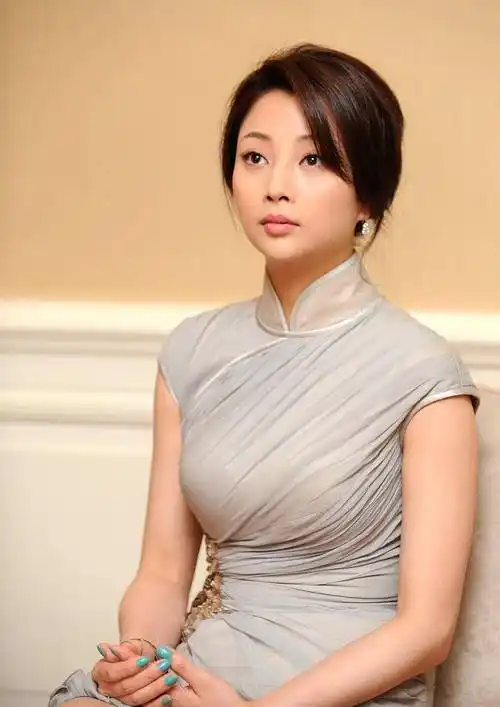 有一种丰满叫殷桃穿旗袍,褶皱网纱显傲人上围,朴素打扮温柔典雅_身材