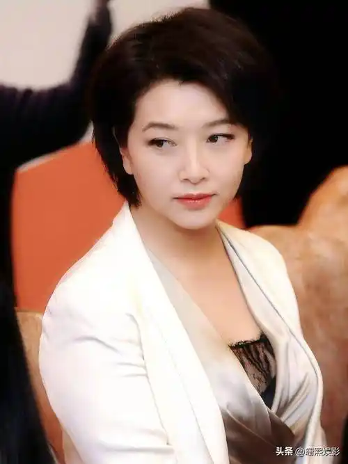 江珊和田小洁逛街,背超大购物袋,素颜看着仍比老公年轻十几岁!