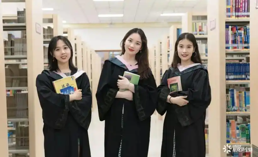 你穿学士服的样子最美啦