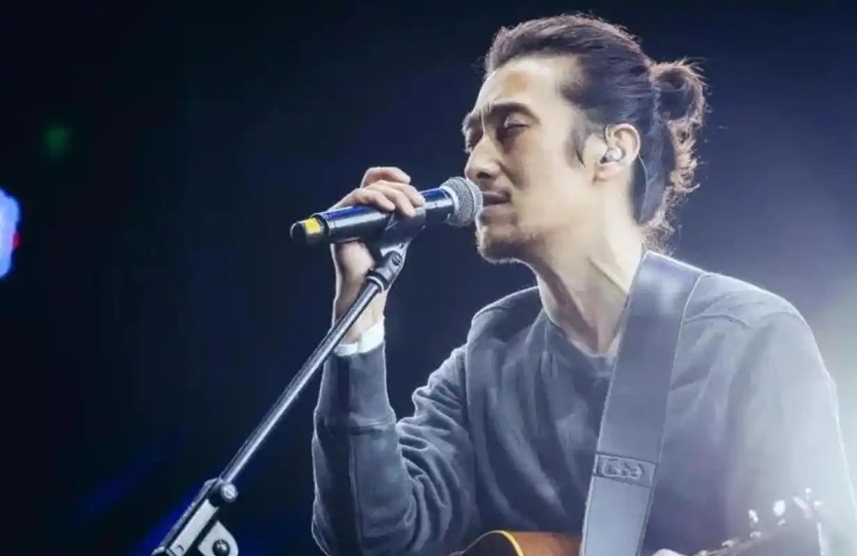 满江,这位才华横溢的歌手,不仅凭借音乐才华和帅气外表成为明星,更在