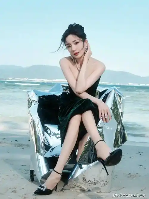 【杨幂写真美图】黑色抹胸裙,柔美绽放,爱奇艺尖叫之夜