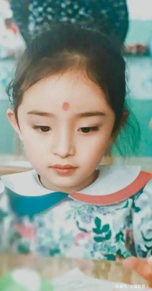 原创女星童年照赵丽颖可爱杨幂混血23岁的她从小美到大