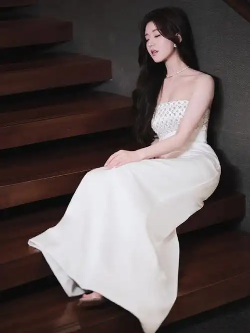 赵露思修身连衣裙