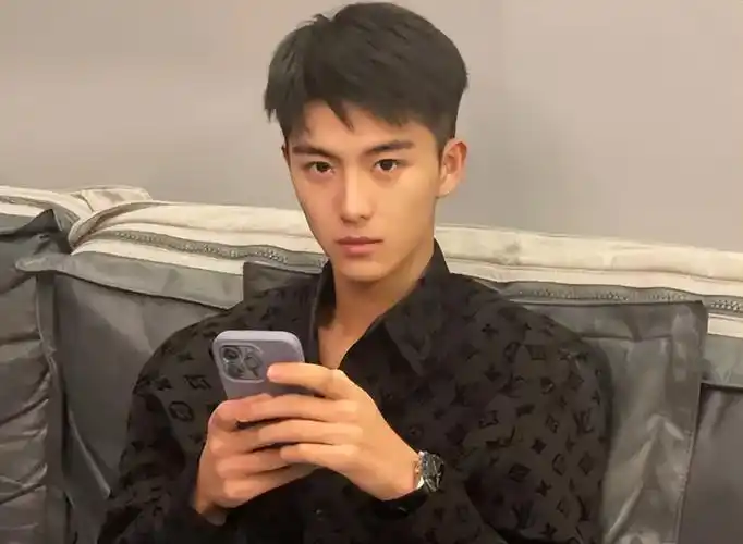 中传艺考"第一"林恩赐火了,气质清冷颜值惊艳,宛如小说男主角