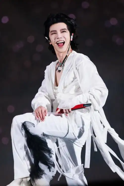 华晨宇粉丝包场火锅店整活##火锅店爆改演唱会后的