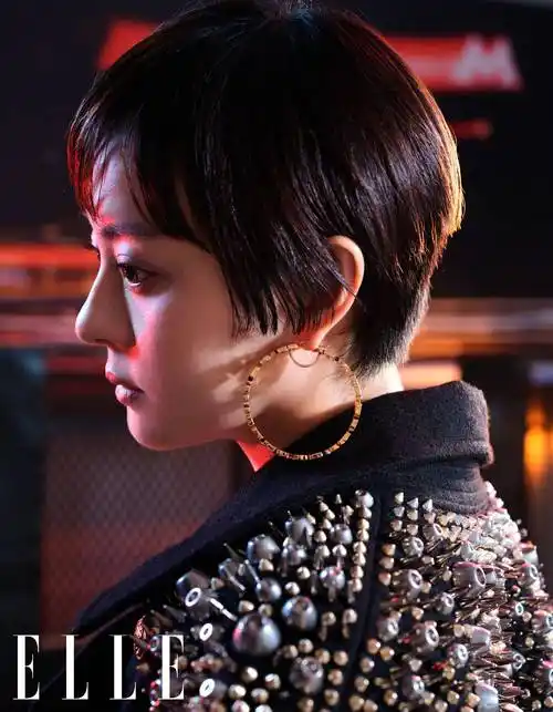 孙俪五官精致. 孙俪大秀长腿. 孙俪身姿曼妙. 孙俪侧颜优越.