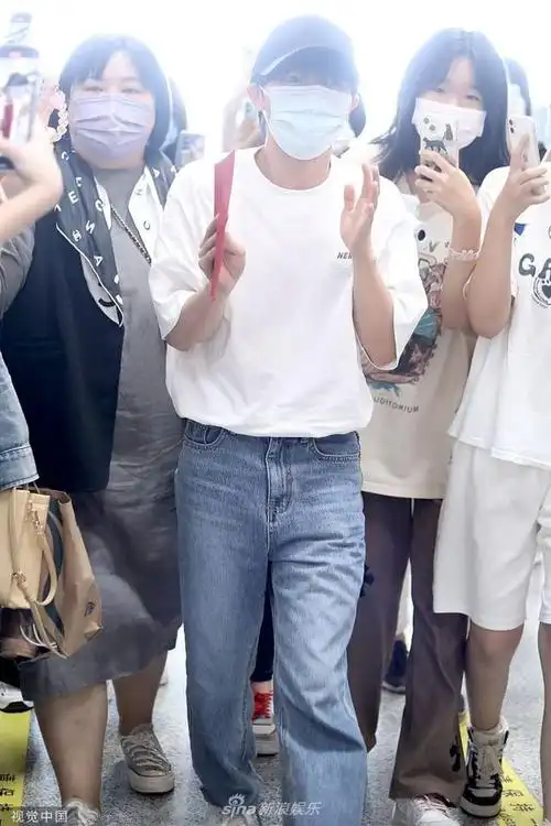 组图:高人气!周深休闲装现身首都机场 获粉丝夹道簇拥