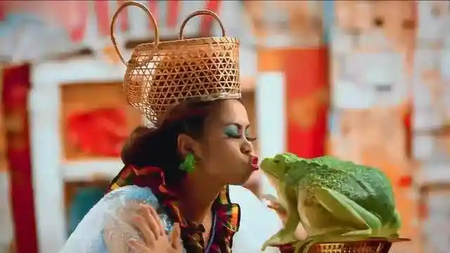 丑女孩每天都要亲一只特大号青蛙,亲着亲着,青蛙变成了王子