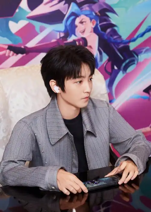 英雄联盟手游1周年#品牌代言人@tfboys-王俊凯现场帅照来袭～今晚