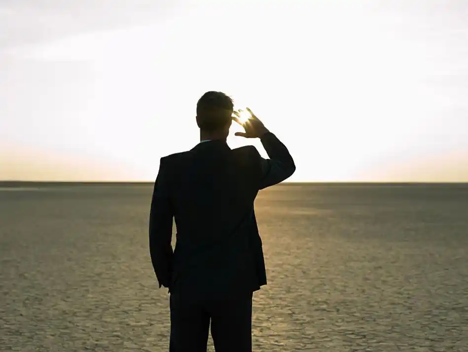 刺眼阳光男人背影高清图片图片下载,男人,外国男人,商业男人,商务人士