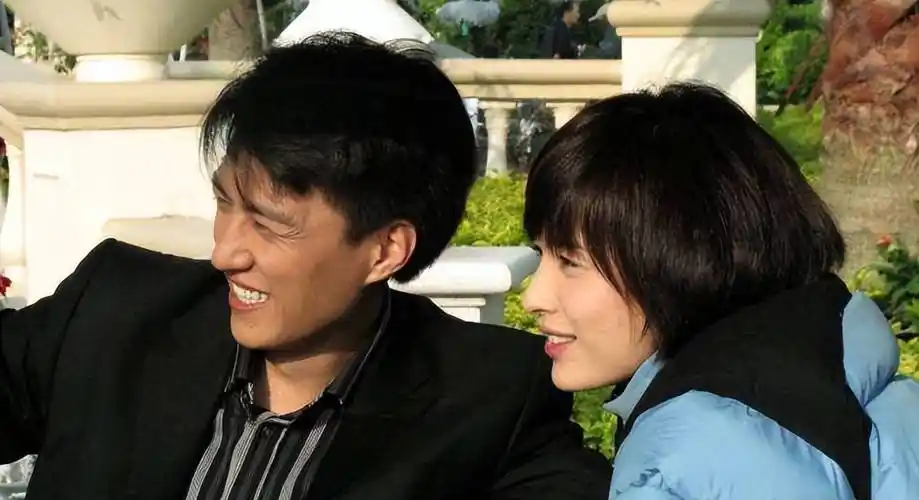 靳东驾300万车携家人吃韩餐,当众剔牙无包袱,次子"二爷"帅气_李佳_小