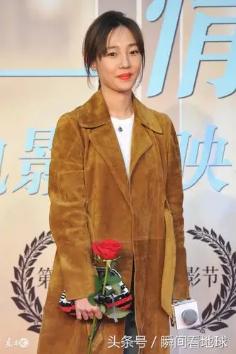 白百何出席某活动被拍,手捧鲜花,等待有缘人的出现!