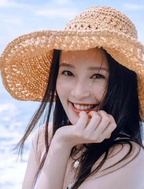 女明星的"最美"笑容,迪丽热巴标准笑线最迷人,刘亦菲也上榜