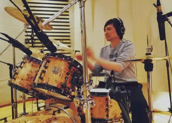 其实叶世荣一直没有忘记自己是鼓手的身份.