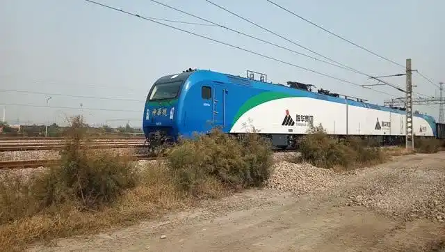 神华号12轴电力机车(三节棍)启动