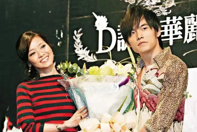 昆凌面临人设危机撞图侯佩岑很尴尬周杰伦回应却不被买账