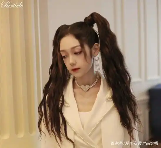 硬糖少女双马尾海报# 硬糖少女《双马尾》海报曝光,希林娜依高双马尾